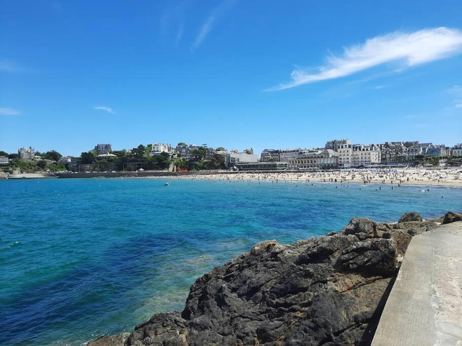 Le Moringa, A 2 Min De La Plage, Hyper Centre, Vue Mer De La Fenetre Dinard Exterior foto